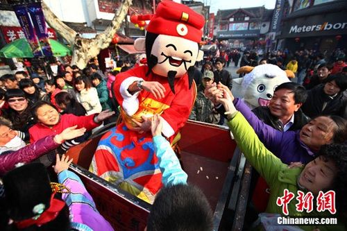 当日是农历正月初五,民间素有迎财神的习俗.