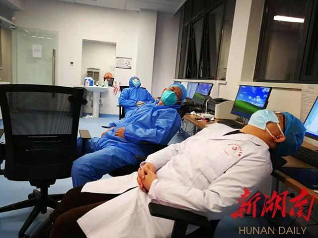 "战地"元宵节,白衣天使坐椅子上睡着了