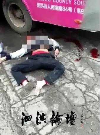 今日清晨泗洪一花季女孩上学途中遭遇车祸命殒轮下