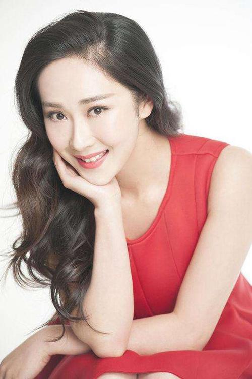 2011年出演古装剧《水浒传》崭露头角;2013年因在《闯天下》中担任女