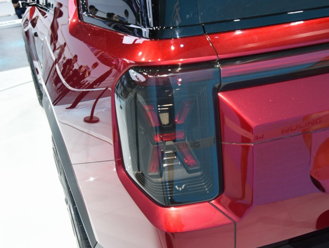 五菱宏光侠的轮毂采用的是大尺寸的熏黑造型设计,增强了车身整个外观