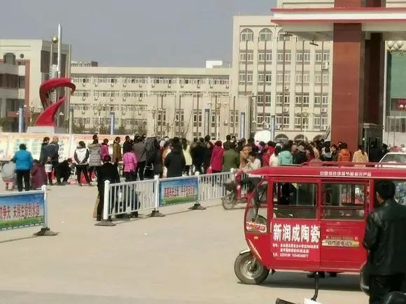 驻马店一高中校门被愤怒的家长推倒!竟然是因为这