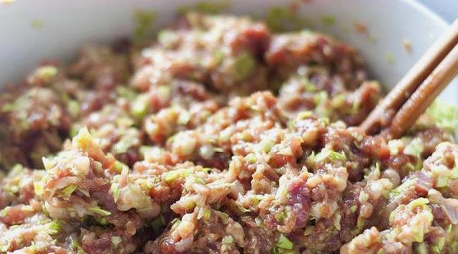 调肉饺子馅别加料酒!记住"盐水油"3步,咬一口满嘴油,香喷喷