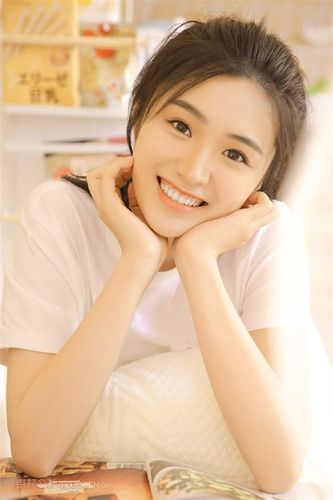 笑容灿烂的清纯美女图片