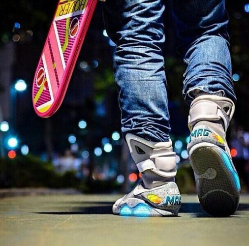 nike air mag 回到未来 灯光 充电鞋