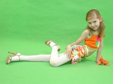 一张图片 外国小女孩恶狠狠地竖起中指_百度知道