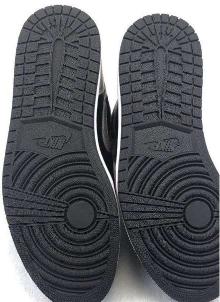 鞋底nike标志这一块的设计略有不同.