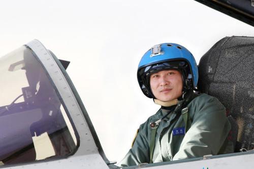 张超,海军某舰载航空兵部队一级飞行员,2016年4月27日,在执行飞行训练