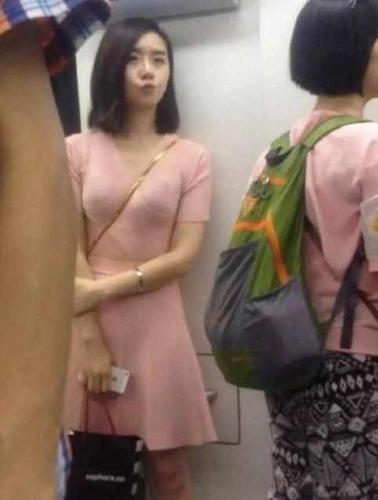 地铁小姐姐酷似赵丽颖而爆红网络,表情搞怪让人直呼太