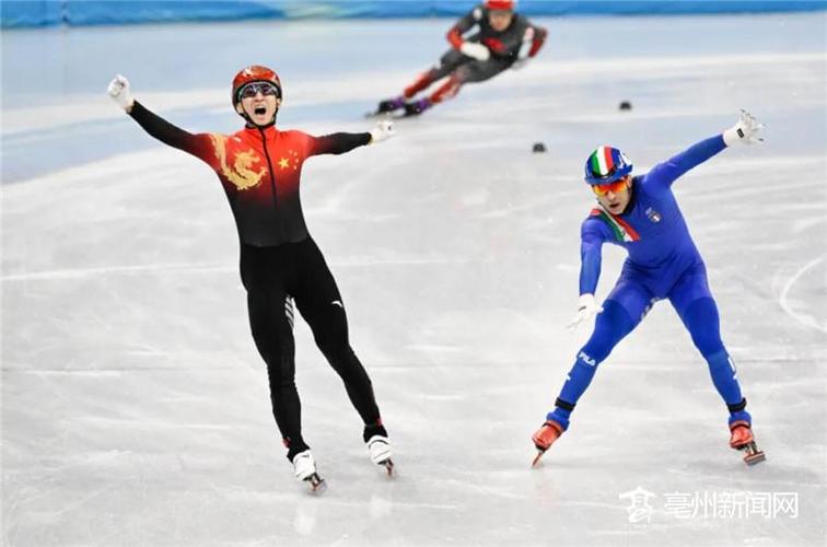 武大靖左一在北京冬奥会短道速滑混合团体接力决赛中图片来源新华社