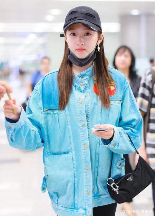 关晓彤秀20厘米宽小腰,穿复古上衣配牛仔裤,身材比例让人羡慕