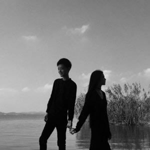 qq情侣头像一对双人背影灰白