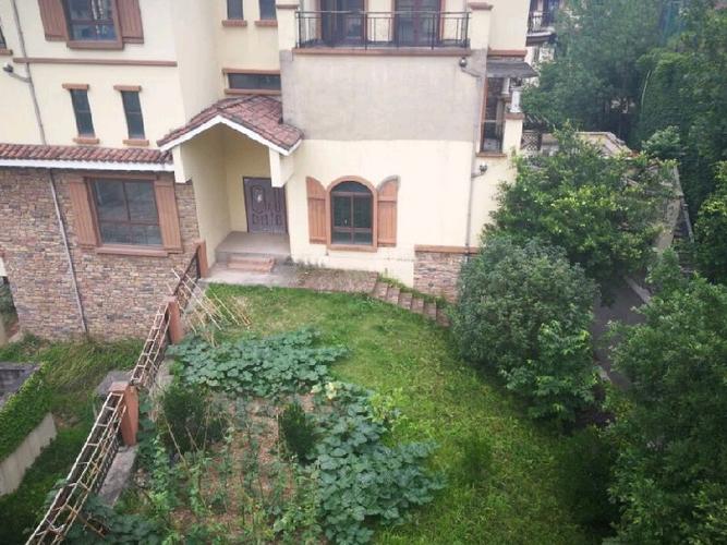 巴南区蓝光十里蓝山5房240万