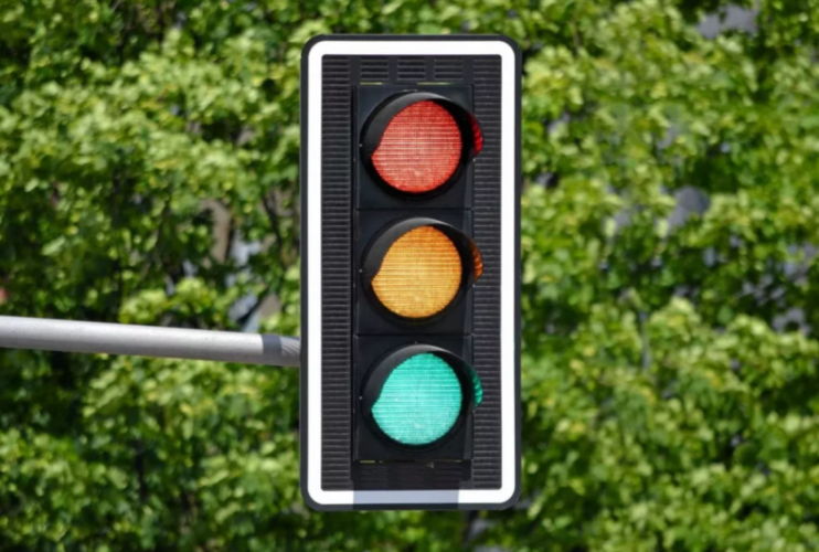等红灯英语怎么说?可不是" wait the red light"!
