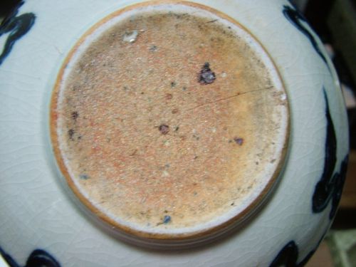 底为垫沙烧制,有火石红,芝麻铁锈斑,麻仓土烧出奶酪状结晶斑.