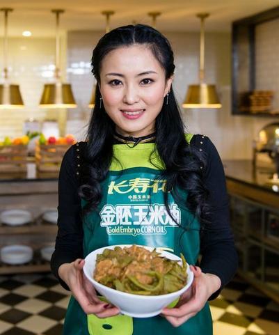 张可,王小虎的爱妻,著名二人转演员