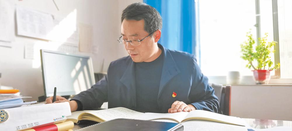 心怀教育度半生——记大荔中学执行校长姚海宁