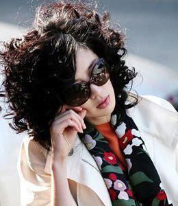 到了上世纪80年代后期,随着改革开放的深入,烫发逐渐普遍起来.