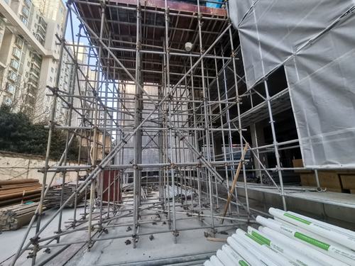 3.裙楼落地卸料平台主龙骨单钢管,u拖偏压,一侧剪刀撑未缺漏.