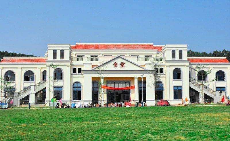 青秀区宾阳商会参观广西外国语学院空港校区