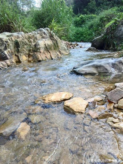 那叮咛的小溪,流淌着一个村庄的故事
