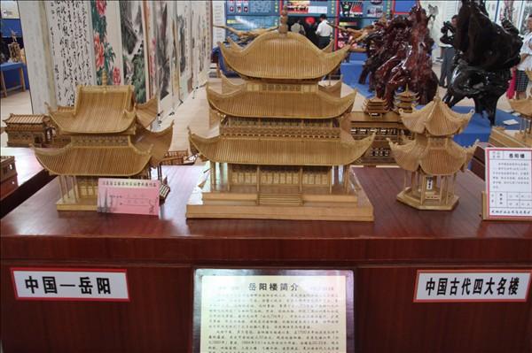 家协会顾问,擅长根雕,盆景,古建筑等艺术作品的创作,先后创作了黄鹤楼