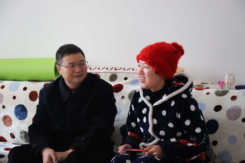 在病休困难员工刘念家中,林伟副行长(工会主席)与她促膝谈心,鼓励她