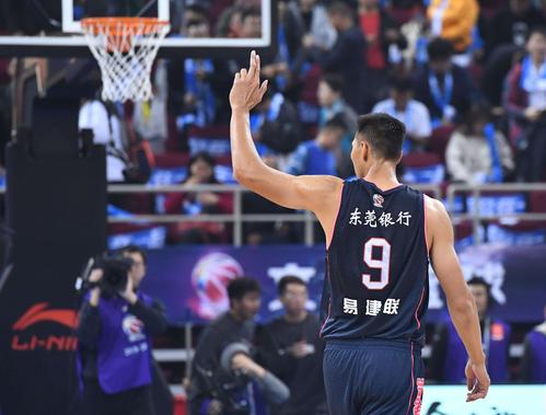 广东庆功宴下暴雨,球员西装出席撑伞太"别致",易建联公布行程