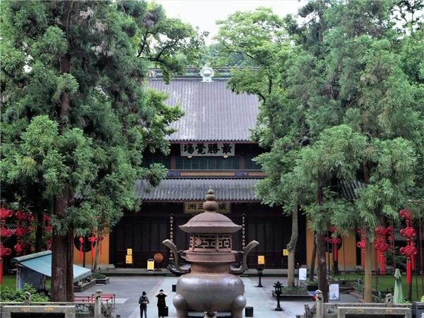 杭州灵隐寺有序恢复开放第一天 举行升国旗仪式