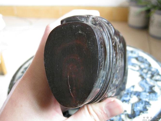 展开全部 看水牛角杯 注意掌握的要领是: 1,犀角有鱼籽纹,牛角没有