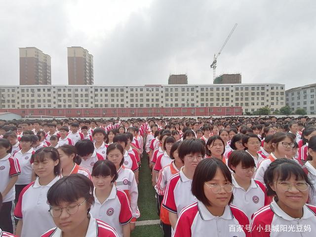 珍惜时间 把握青春——平舆实验中学高中部第八周升旗