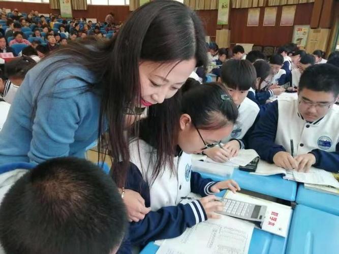 活动进行到第二天,来自栖霞市实验中学的费祯红老师带来了一节