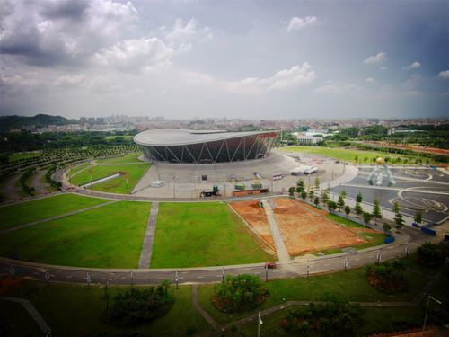 东莞航拍:东莞篮球体育中心,外型像巨大"飞碟"