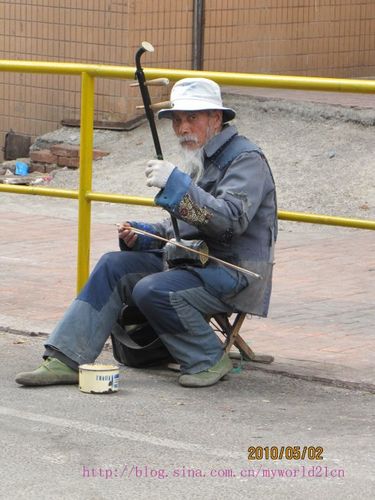 拉二胡的老人
