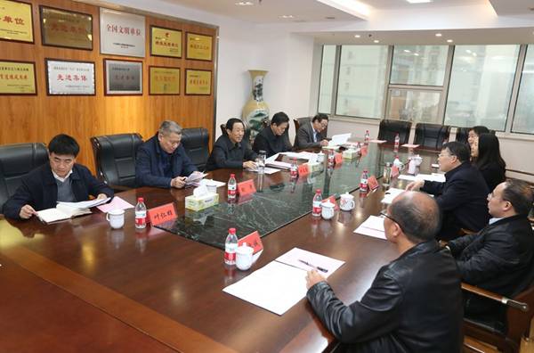 厅厅长胡奇,省统计局局长刘崇斌,省政府研究室主任叶仁雄等陪同调研