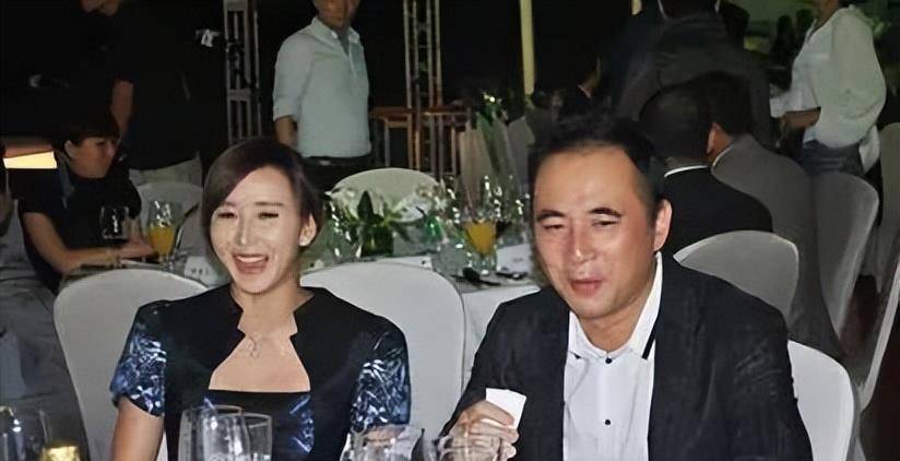 2010年,胡静婚后的第二年,就被马来西亚吉隆坡苏丹皇宫受封拿汀和拿督