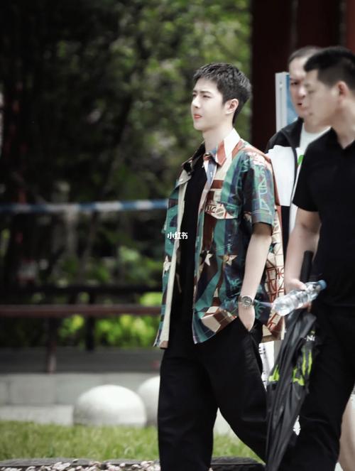 想去偷hz,看见乐乐和岩岩,我劝自己冷静_王一博_三星