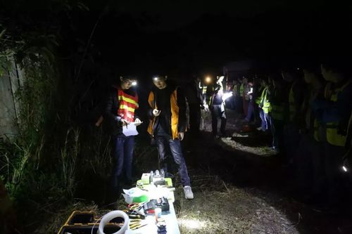 这些铁塔人三更半夜不睡觉他们都干了些什么