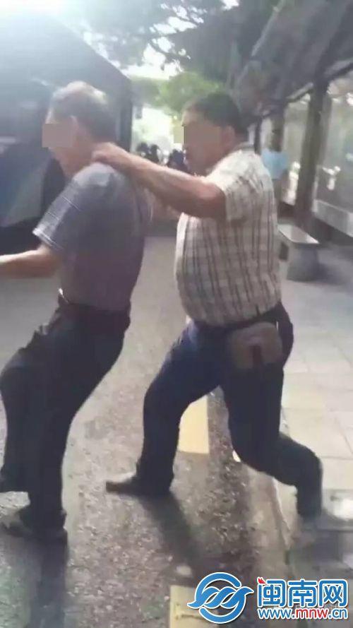 泉公交司机追打老人 拉扯老人脖子致其血流不止(图)