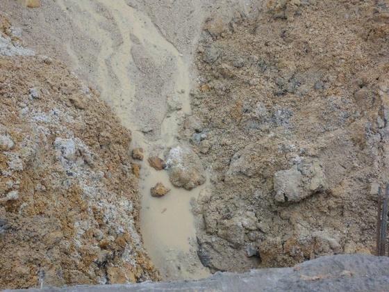 流砂是土体的一种现象,通常细颗粒,颗粒均匀,松散,饱和的非粘性土容易