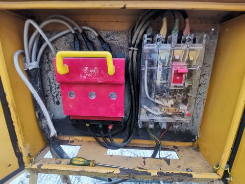 临电 1.架桥机配电箱内pe线未连接,电路系统图缺失.