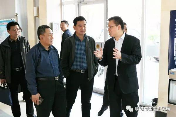 聊城市自然资源和规划局局长冯能斌到市不动产登记中心调研