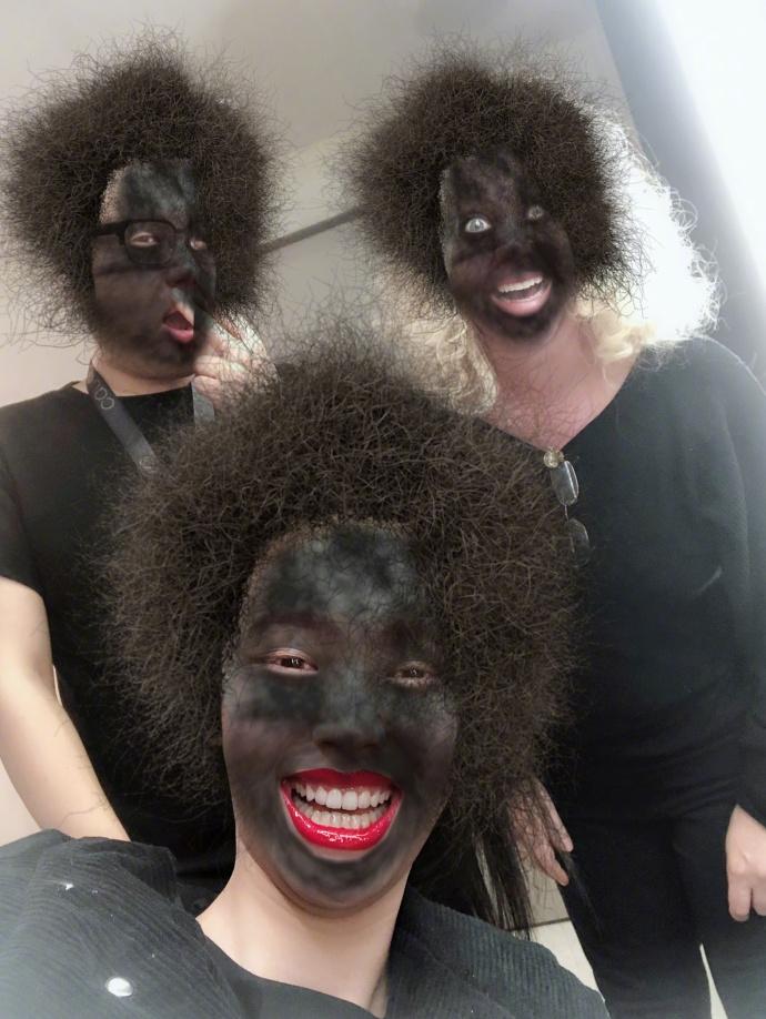 林允晒自黑照 红唇爆炸头加满脸黑 没了谁了