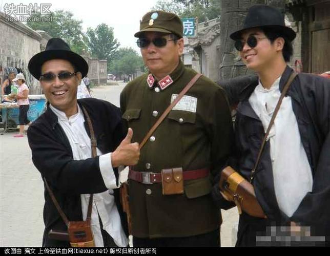 为利益村支书旅游扮日伪军司令拍照