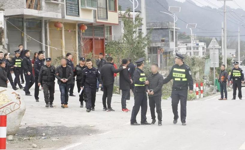 印江公安押解数名犯罪嫌疑人到木黄镇开展现场指认