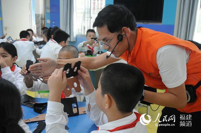 课堂上,老师与同学互动.廖建平 摄