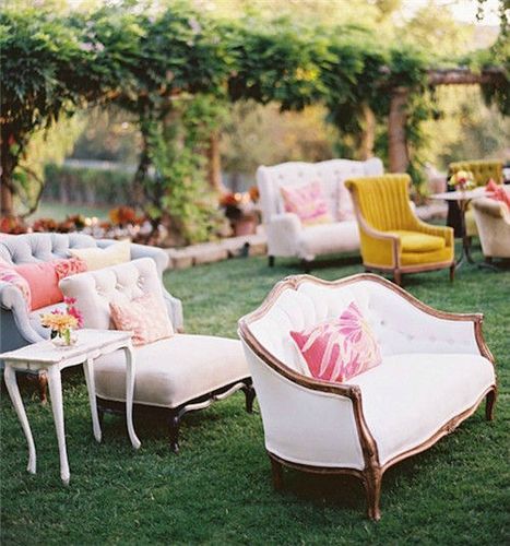 不一样风格的座位椅子,非常规的座位安排,不一样的户外婚礼体验,一