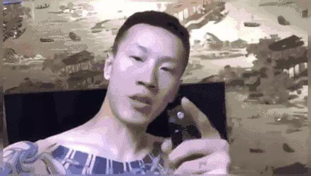 不过与扎哥不同的是,在被放出之后,该男子不以为耻反以为荣,继续在