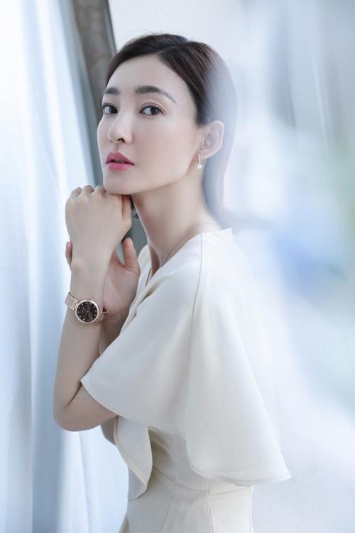 王丽坤真会穿,穿白色连衣裙优雅大方,"波波头"发型减龄显脸小