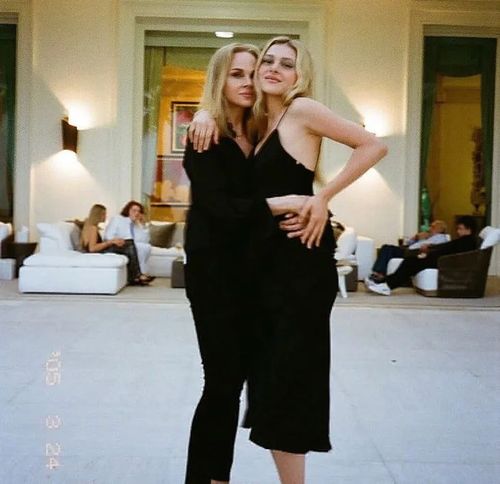 nicola peltz与妈妈claudia heffner 父亲是纽约的亿万富豪,著名投资